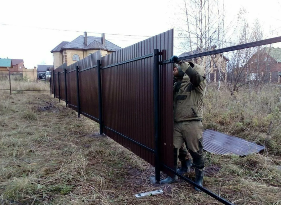 Устройство и монтаж заборов на сложных участках